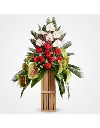 سبد گل رز و آنتریوم نیم تاج