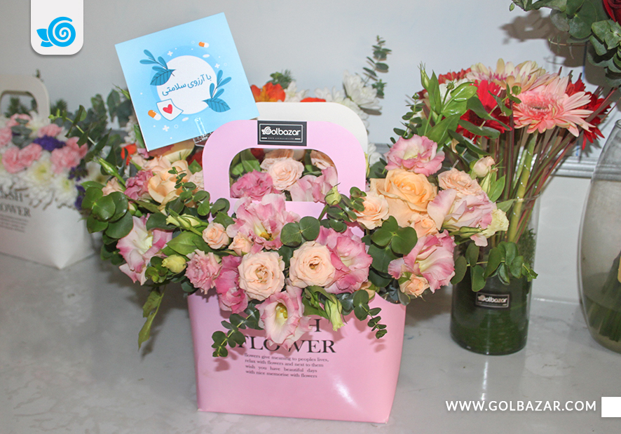 گل برای عیادت از مریض در بیمارستان