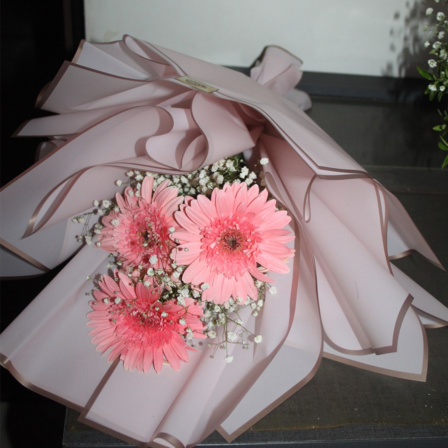 عکس نمونه ارسالی دسته گل ژربرا و عروس نیاز