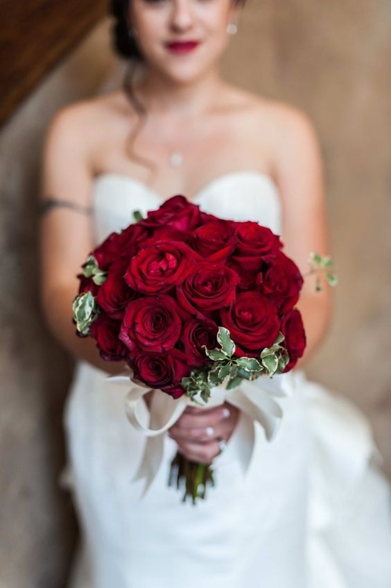 دسته گل عروس با گل رز قرمز