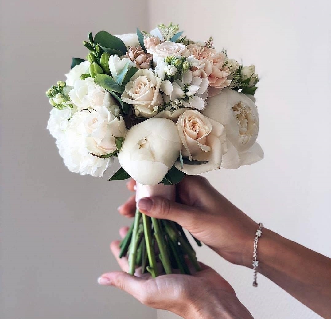 دسته گل عروس با گل پیونی